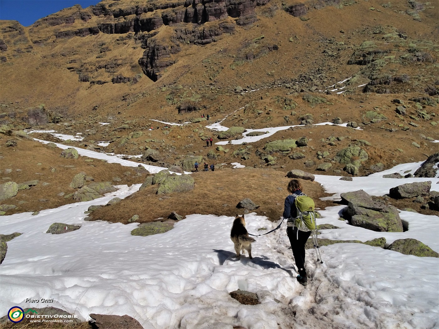23 Dalla Baita dei Tre pizzi pestando neve andiamo al Laghetto di Pietra Quadra.JPG
